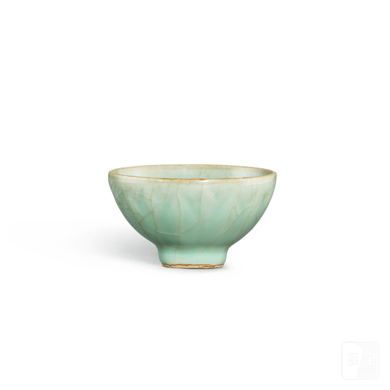 A small Longquan celadon-glazed 'lotus' bowl, Southern Song dynasty | 南宋 龍泉窰青釉蓮瓣紋小盌 - 图3